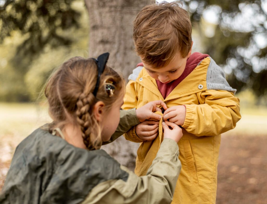 4. ¿Cómo enseñar a decidir sin que todo sea una lucha de poder? Usa opciones cerradas: “¿Prefieres la camiseta azul o la amarilla?” Esto da la sensación de control al niño, pero dentro de límites manejables.
