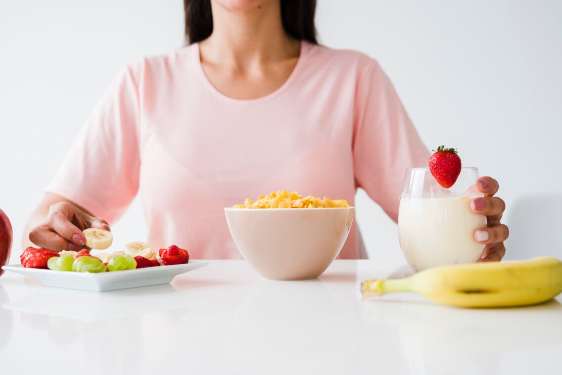 Qué comer durante el ciclo menstrual para sentirse mejor: guía nutricional basada en evidencia científica