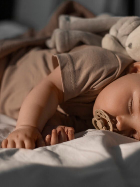 Sueño infantil: la guía que me hubiera gustado tener como mamá (siestas, ventanas de sueño y rutinas)