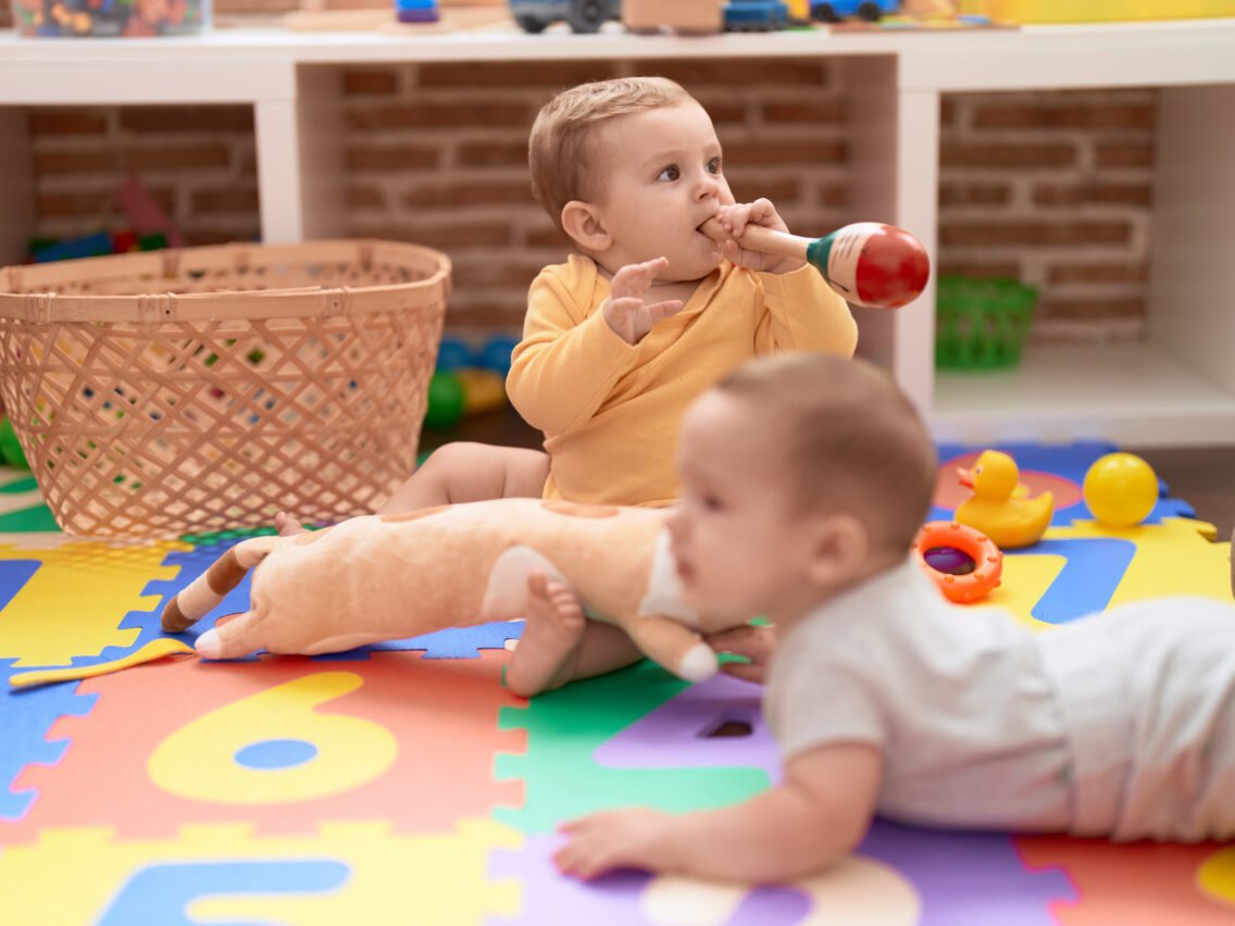 La presión de “estimular” a tu bebé (y por qué Montessori propone algo diferente)