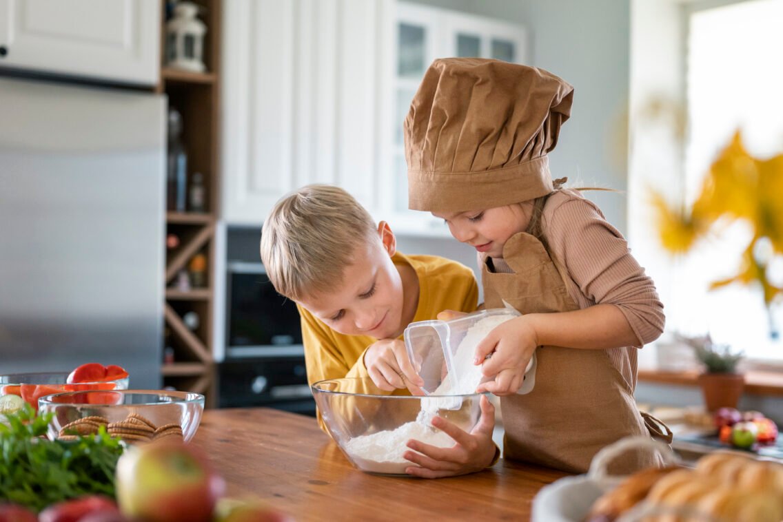 Cómo involucrar a tus hijos en la cocina + 15 recetas fáciles para hacer juntos