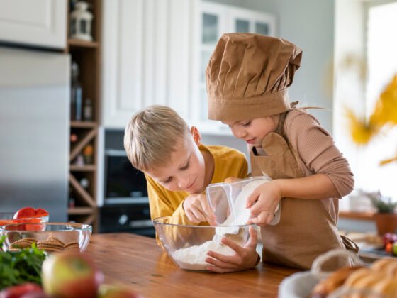 Cómo involucrar a tus hijos en la cocina + 15 recetas fáciles para hacer juntos