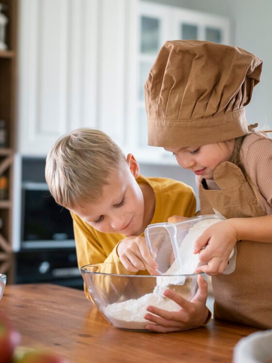 Cómo involucrar a tus hijos en la cocina + 15 recetas fáciles para hacer juntos
