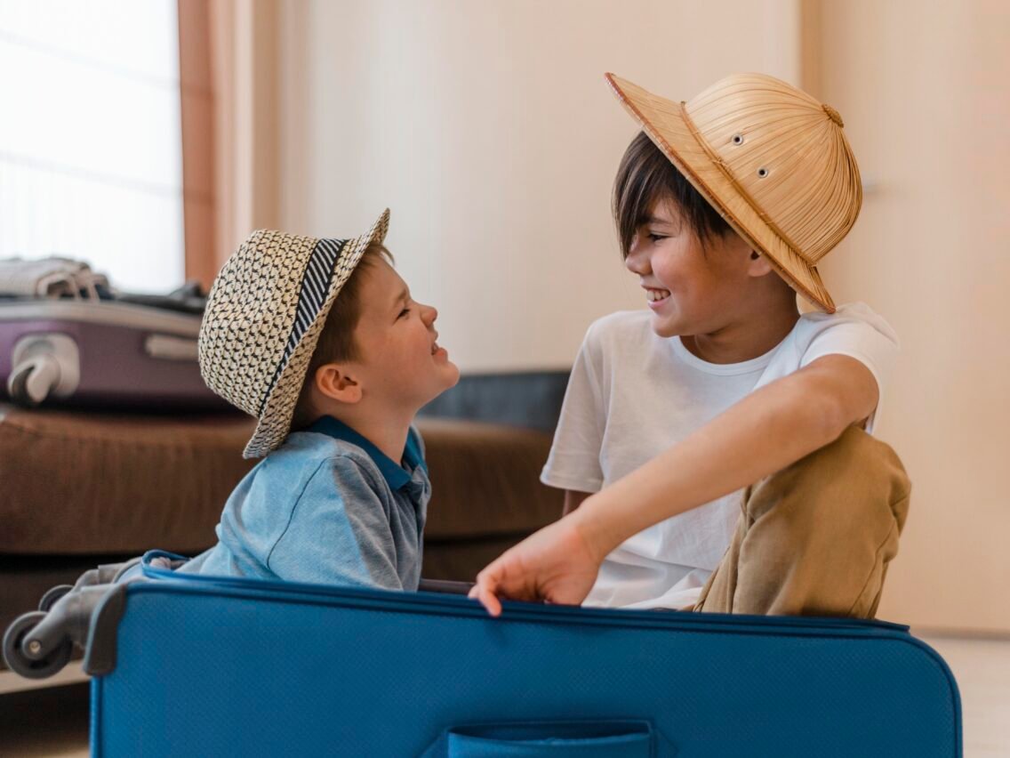 Viajes sin estrés: guía práctica para manejar el hambre y el cansancio de los niños.