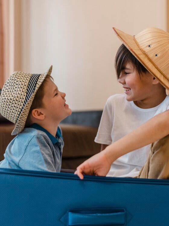 Viajes sin estrés: guía práctica para manejar el hambre y el cansancio de los niños.
