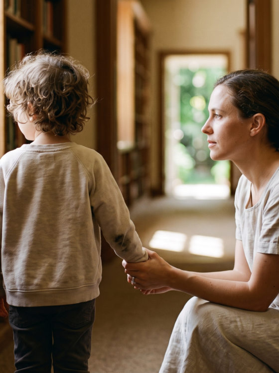 ¿Estamos criando hijos independientes… o simplemente demasiado rápido?